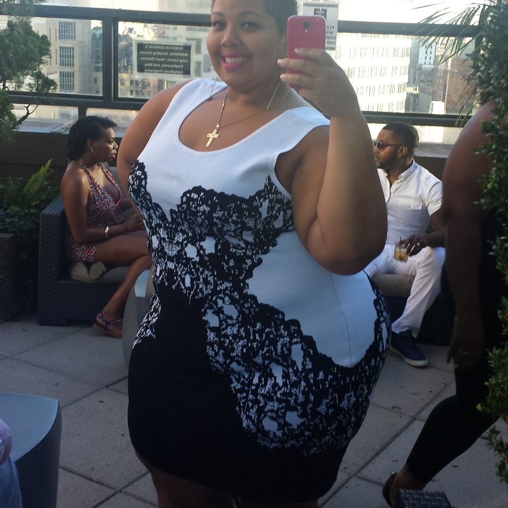 Sleevless black and white dress